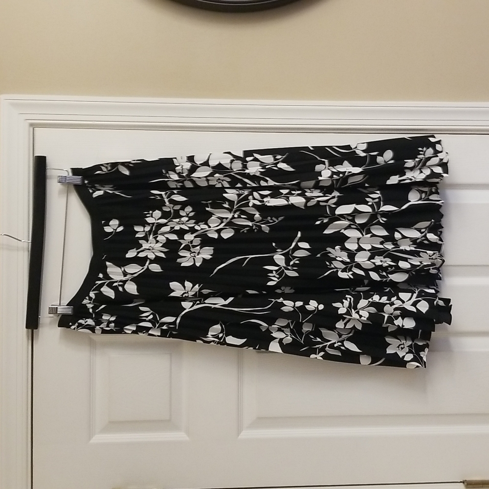 Halogen black and white accordion pleated skirt NWT